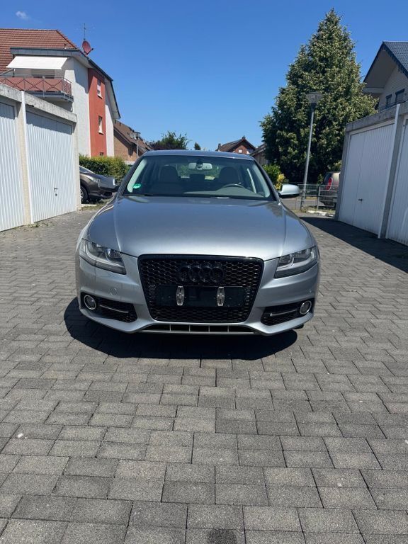 Grau Gebraucht 2011 Audi A4 Ambiente Limousine | 4.900 € - Bild 1/4