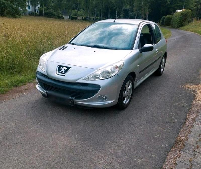 Silber Gebraucht 2010 Peugeot 206+ Kleinwagen | 3.300 € (Etwas zu teuer) - Bild 1/4