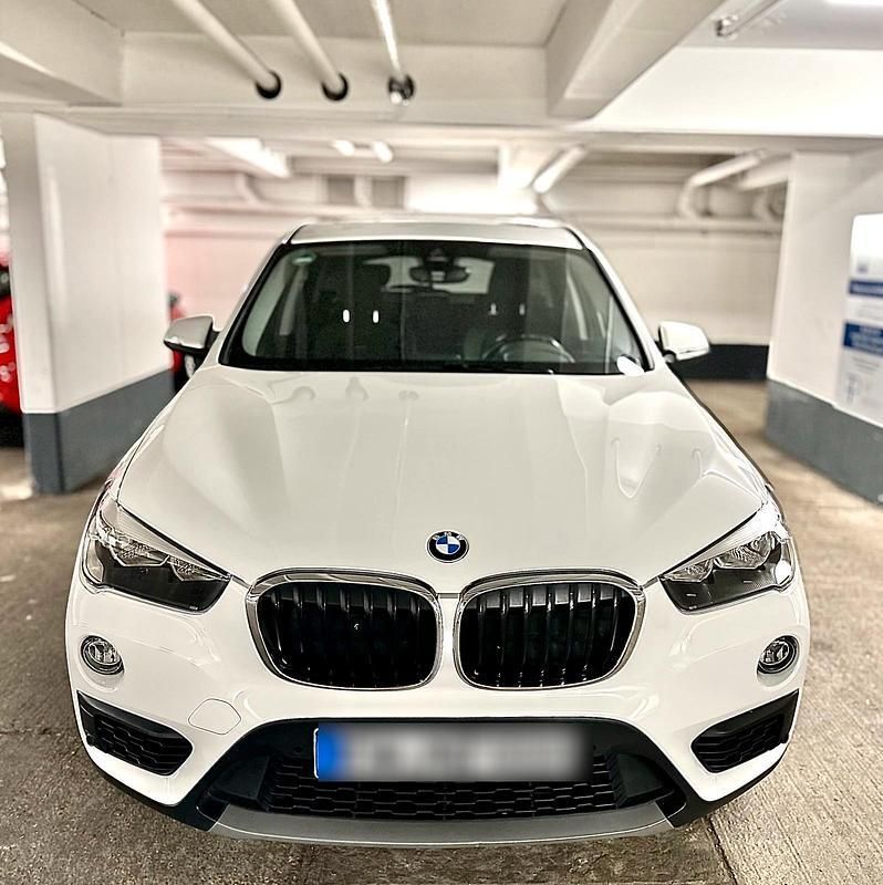 Weiß Gebraucht 2018 BMW X1 Sport Line SUV | 17.999 € (Guter Preis) - Bild 1/4