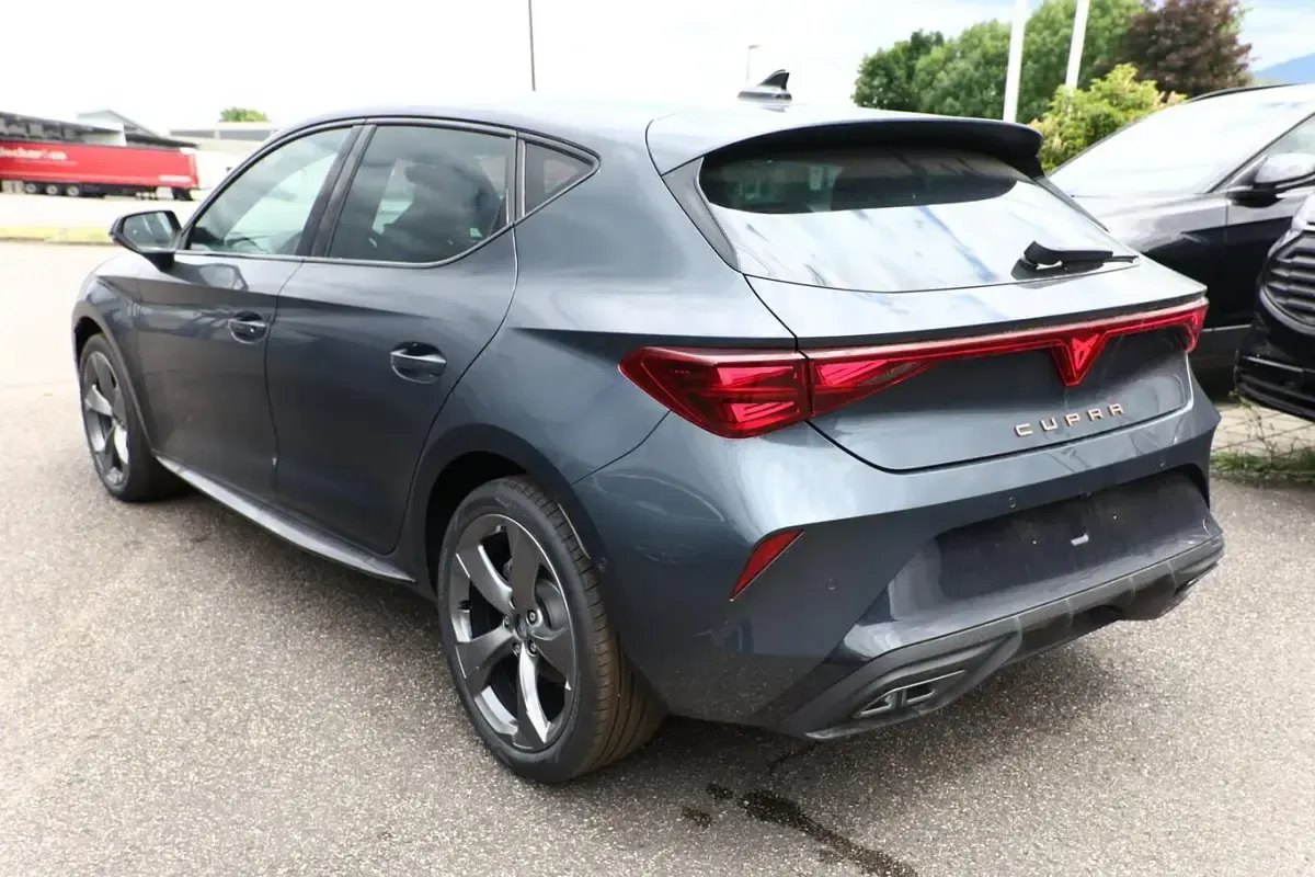 Neu Cupra Leon 150 PS (110 kW) 2026 Magnetic grau metallic Limousine