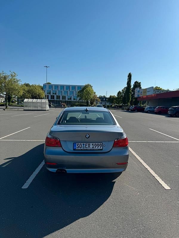 Gebraucht BMW 523 170 PS (125 kW) 2005 Blau Limousine