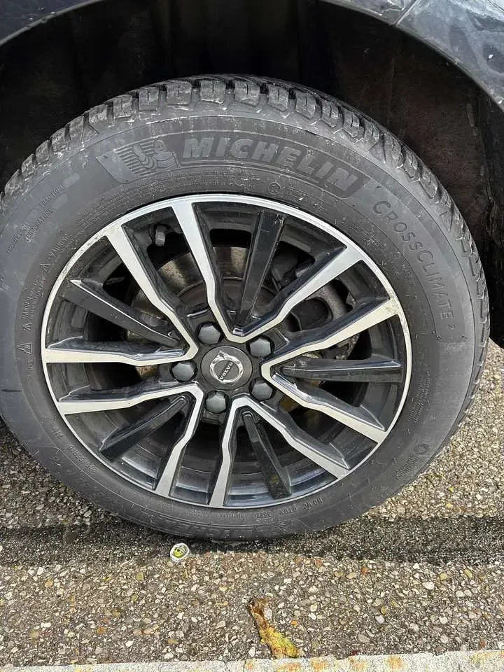 Gebraucht Volvo V40 122 PS (89 kW) 2016 Schwarz Kombi