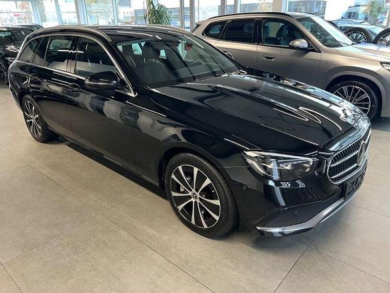 Gebraucht Mercedes E300 194 PS (142 kW) 2022 Schwarz Limousine