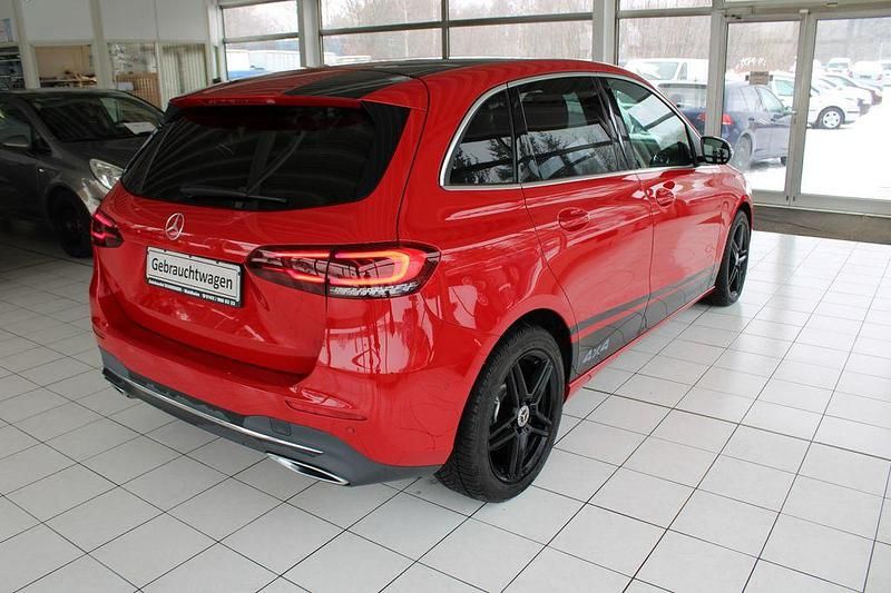 Gebraucht Mercedes B220 190 PS (139 kW) 2019 Rot Van / Kleinbus