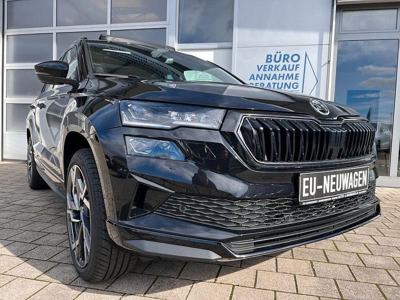 Schwarz Neu 2025 Skoda Karoq SportLine SUV | 42.890 € (Fairer Preis) - Bild 1/4
