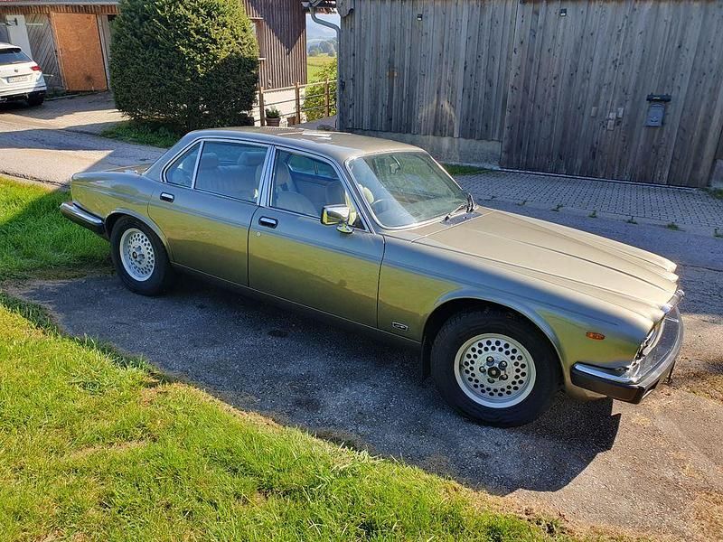 Grün Gebraucht 1987 Jaguar XJ12 Sovereign Limousine | 10.900 € - Bild 1/4