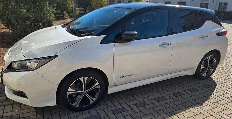Weiß Gebraucht 2020 Nissan Leaf Tekna Kleinwagen | 14.000 € (Fairer Preis) - Bild 1/4