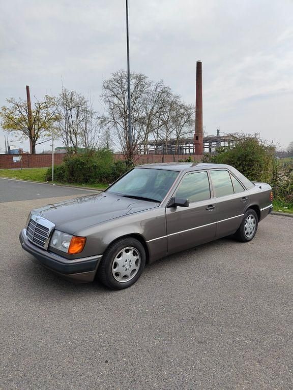 Brugt Mercedes E230 136 HK (100 kW) 1992 Grå Sedan