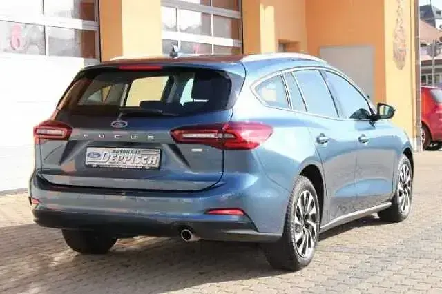 Gebraucht Ford Focus Titanium 125 PS (91 kW) 2023 Chromablaumetallic (metallic) Kombi