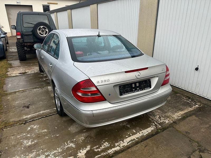 Gebraucht Mercedes E220 Elegance 150 PS (110 kW) 2003 Silber Limousine