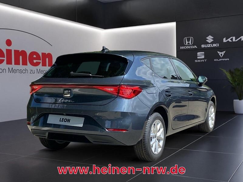 Neu Seat Leon 150 PS (110 kW) 2025 Grau Limousine