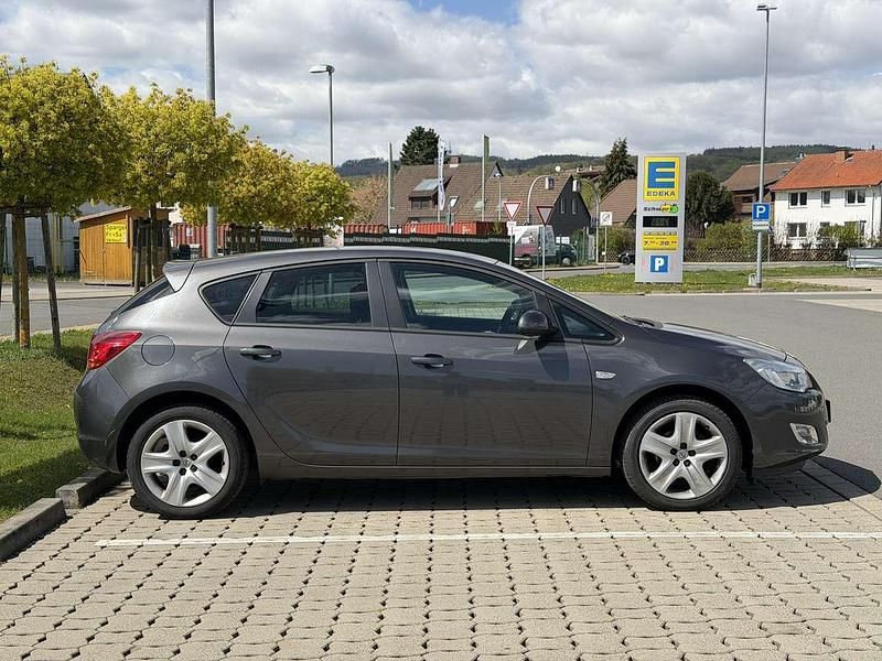 Używany Opel Astra Design Edition 116 KM (85 kW) 2011 Szary Hatchback