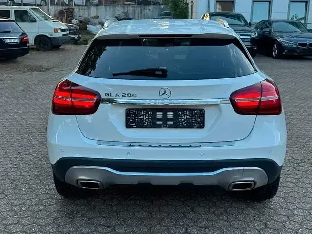 Gebraucht Mercedes GLA200 Urban 156 PS (114 kW) 2018 Weiß SUV