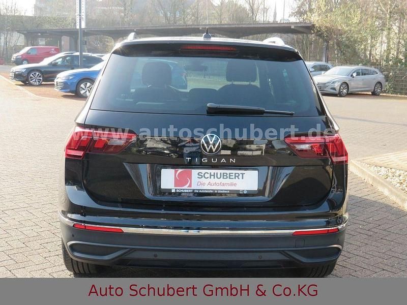 Gebraucht VW Tiguan Move 150 PS (110 kW) 2023 Schwarz SUV
