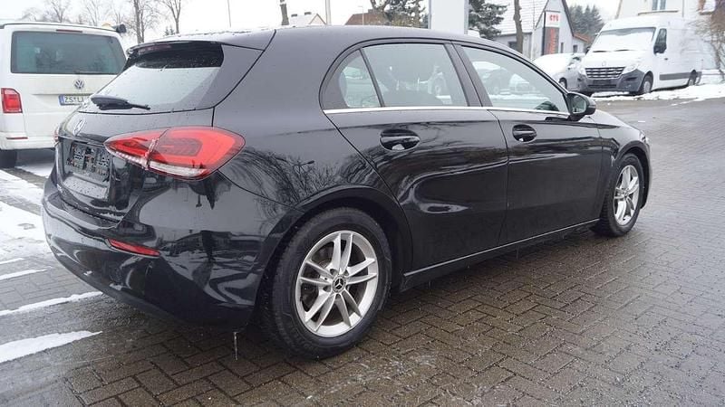 Gebraucht Mercedes A180 116 PS (85 kW) 2018 Kosmosschwarz  metalliclack Kleinwagen