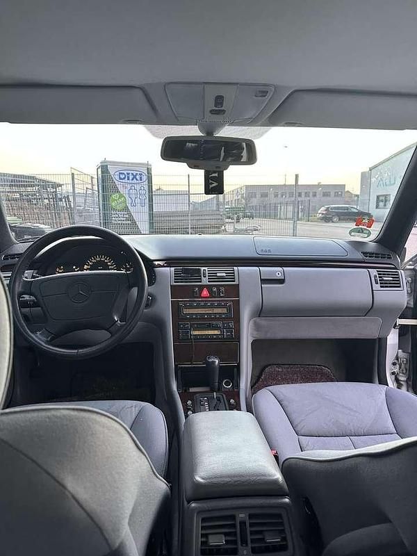 Gebraucht Mercedes E320 220 PS (161 kW) 1995 Silber Limousine