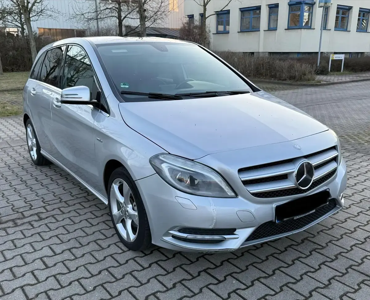 Gebraucht Mercedes B180 122 PS (89 kW) 2011 Silber Kleinwagen