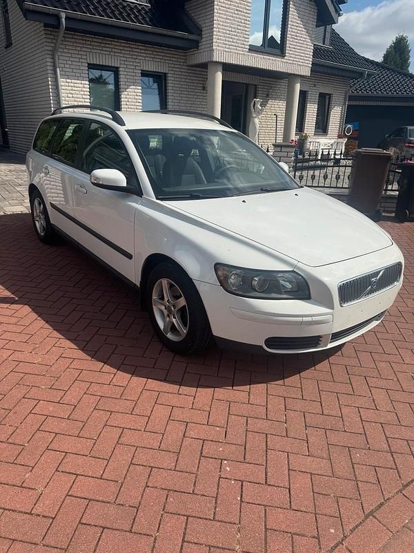 Weiß Gebraucht 2006 Volvo V50 Kombi | 3.700 € - Bild 1/4
