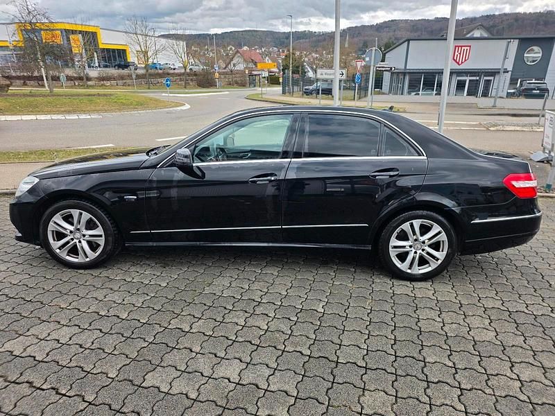 Gebraucht Mercedes E250 Avantgarde 204 PS (150 kW) 2011 Schwarz Limousine