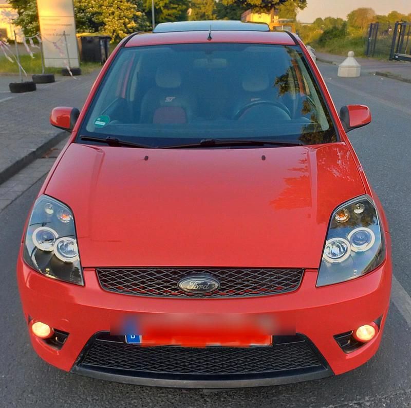 Rot Gebraucht 2005 Ford Fiesta ST Limousine | 2.555 € (Fairer Preis) - Bild 1/4