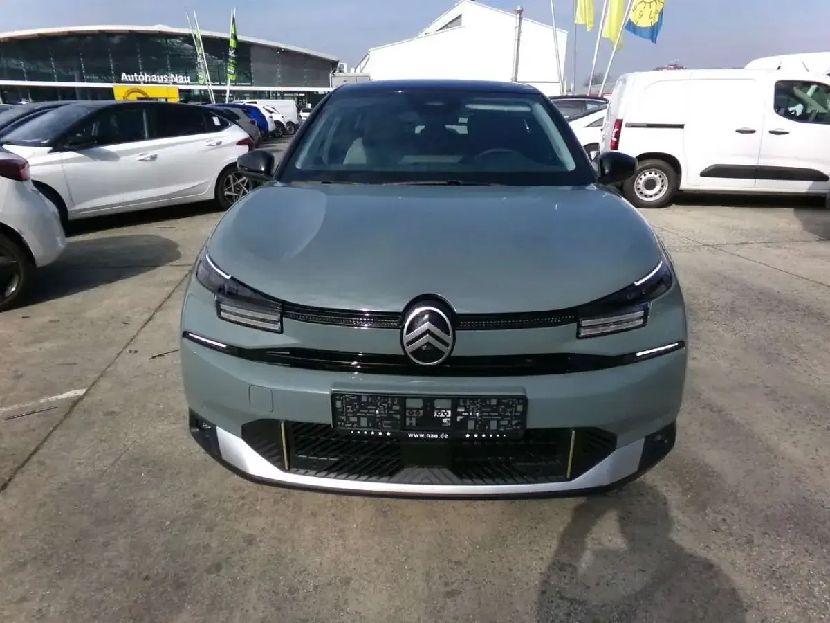 Neu Citroën C4 144 PS (105 kW) 2026 Manhattan grün SUV