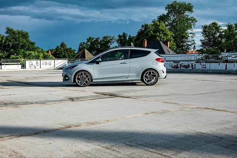 Grau Gebraucht 2019 Ford Fiesta ST Kleinwagen | 20.500 € (Teuer) - Bild 1/4