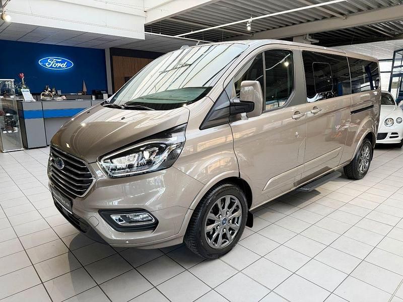 Silber Gebraucht 2023 Ford Tourneo Titanium Van / Kleinbus | 37.950 € (Fairer Preis) - Bild 1/4