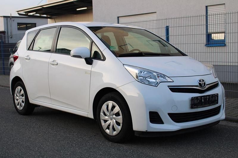 Weiß Gebraucht 2012 Toyota Verso-S Life Van / Kleinbus | 9.999 € (Fairer Preis) - Bild 1/4