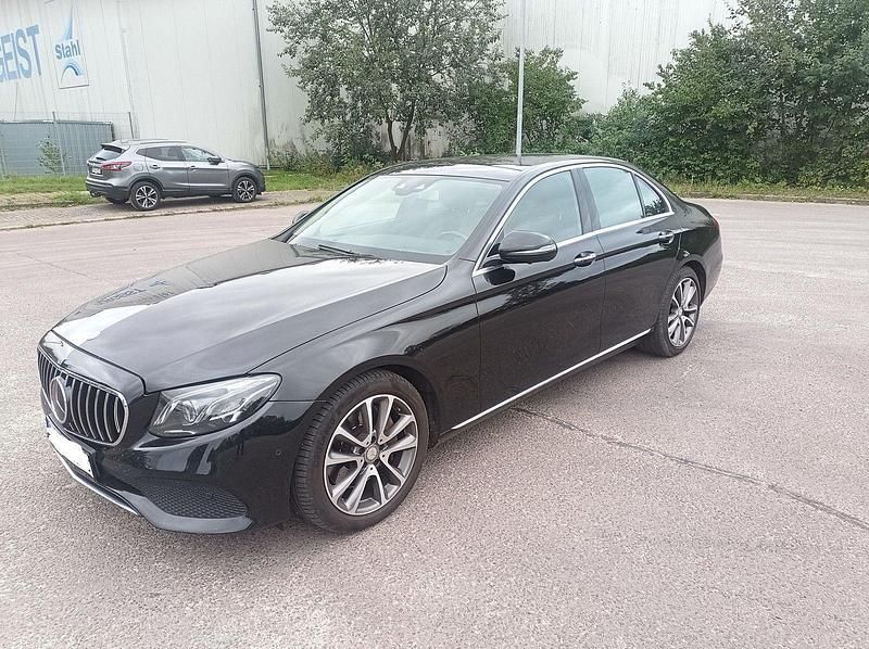 Gebraucht Mercedes E220 Avantgarde 194 PS (142 kW) 2016 Schwarz Limousine