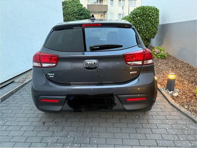 Grau Gebraucht 2019 Kia Rio DREAM-TEAM Edition Limousine | 13.500 € (Fairer Preis) - Bild 1/4