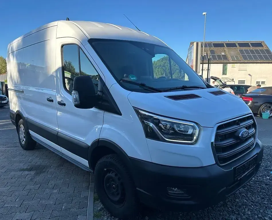 Gebraucht Ford Transit Trend 170 PS (125 kW) 2022 Weiß Van / Kleinbus
