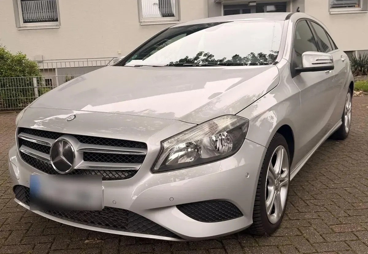 Gebraucht Mercedes A180 Urban 122 PS (89 kW) 2013 Silber Kleinwagen