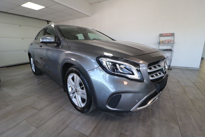 Grau Gebraucht 2017 Mercedes GLA200 SUV | 21.500 € (Fairer Preis) - Bild 1/4