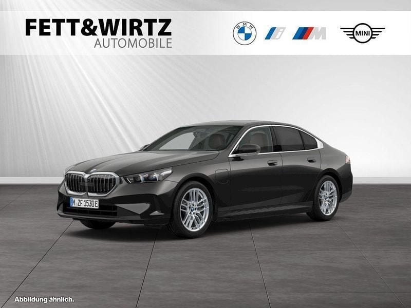 Sophistograu brillanteffekt metallic Gebraucht 2024 BMW 550e Sport Line Limousine | 64.990 € (Superpreis) - Bild 1/2
