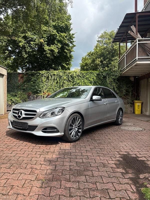 Silber Gebraucht 2013 Mercedes E350 Avantgarde Limousine | 18.500 € (Superpreis) - Bild 1/4