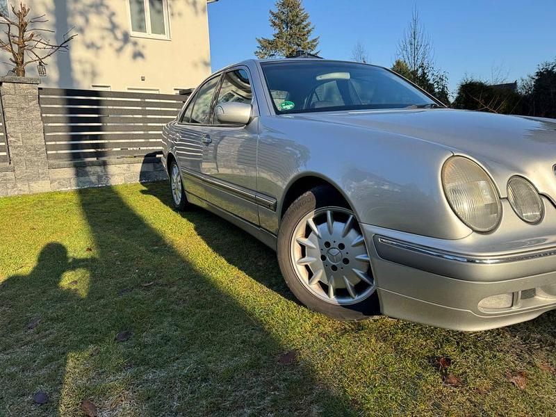Gebraucht Mercedes E270 Elegance 170 PS (125 kW) 2001 Silber Limousine