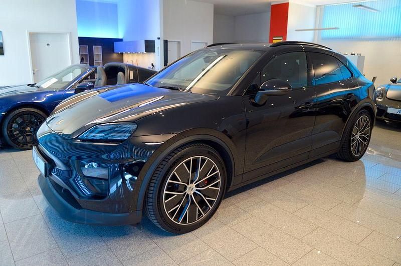 Schwarz Gebraucht 2025 Porsche Macan 4 Electric SUV | 94.880 € (Superpreis) - Bild 1/4