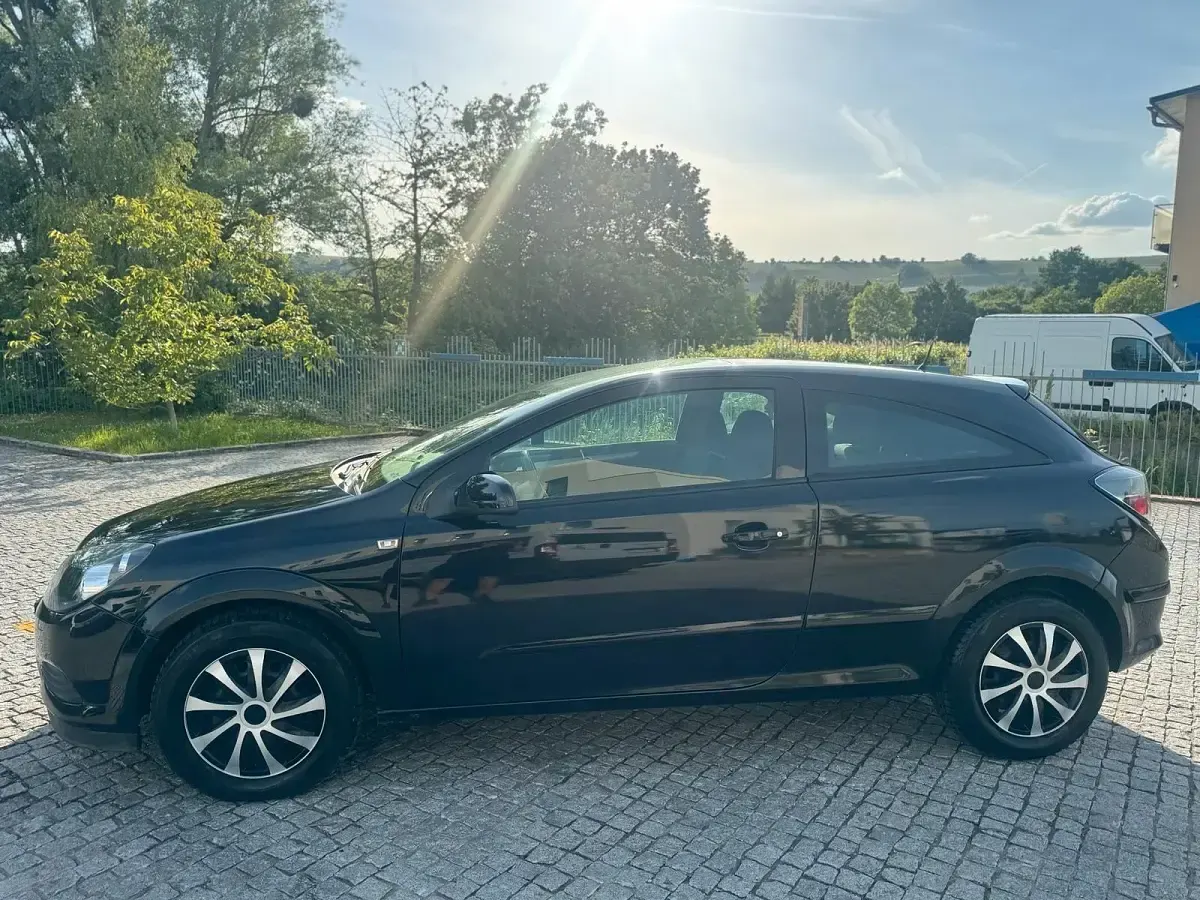 Używany Opel Astra GTC 115 KM (84 kW) 2007 Czarny Sedan/Limuzyna