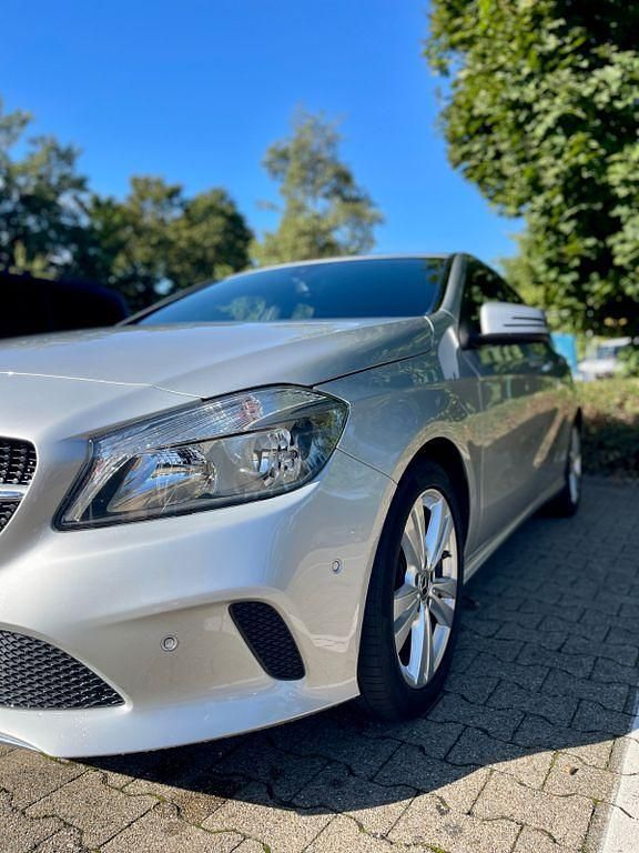 Silber Gebraucht 2017 Mercedes A200 Edition Limousine | 17.200 € (Fairer Preis) - Bild 1/4