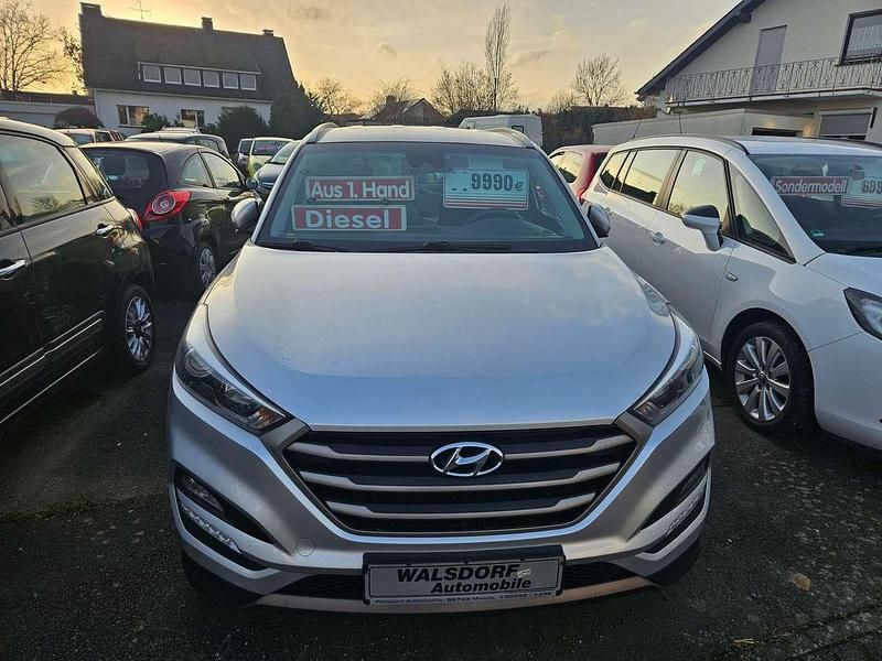 Gebraucht Hyundai Tucson Intro Edition 116 PS (85 kW) 2015 Platinum silver / mic SUV