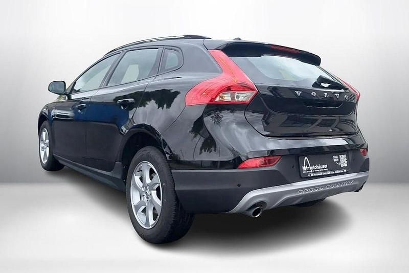 Gebraucht Volvo V40 CC 120 PS (88 kW) 2018 Onyx black / metallic Kombi