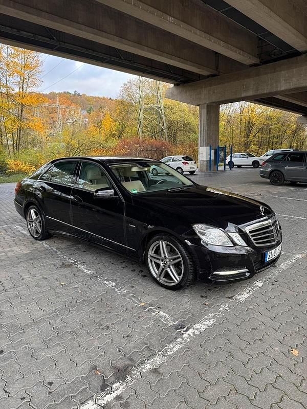 Schwarz Gebraucht 2011 Mercedes E350 Limousine | 12.500 € (Etwas zu teuer) - Bild 1/4