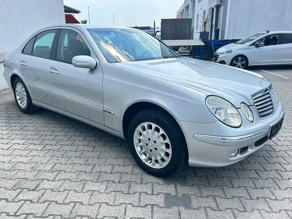 Gebraucht Mercedes E220 Elegance 150 PS (110 kW) 2002 Brillantsilber  metalliclack Limousine
