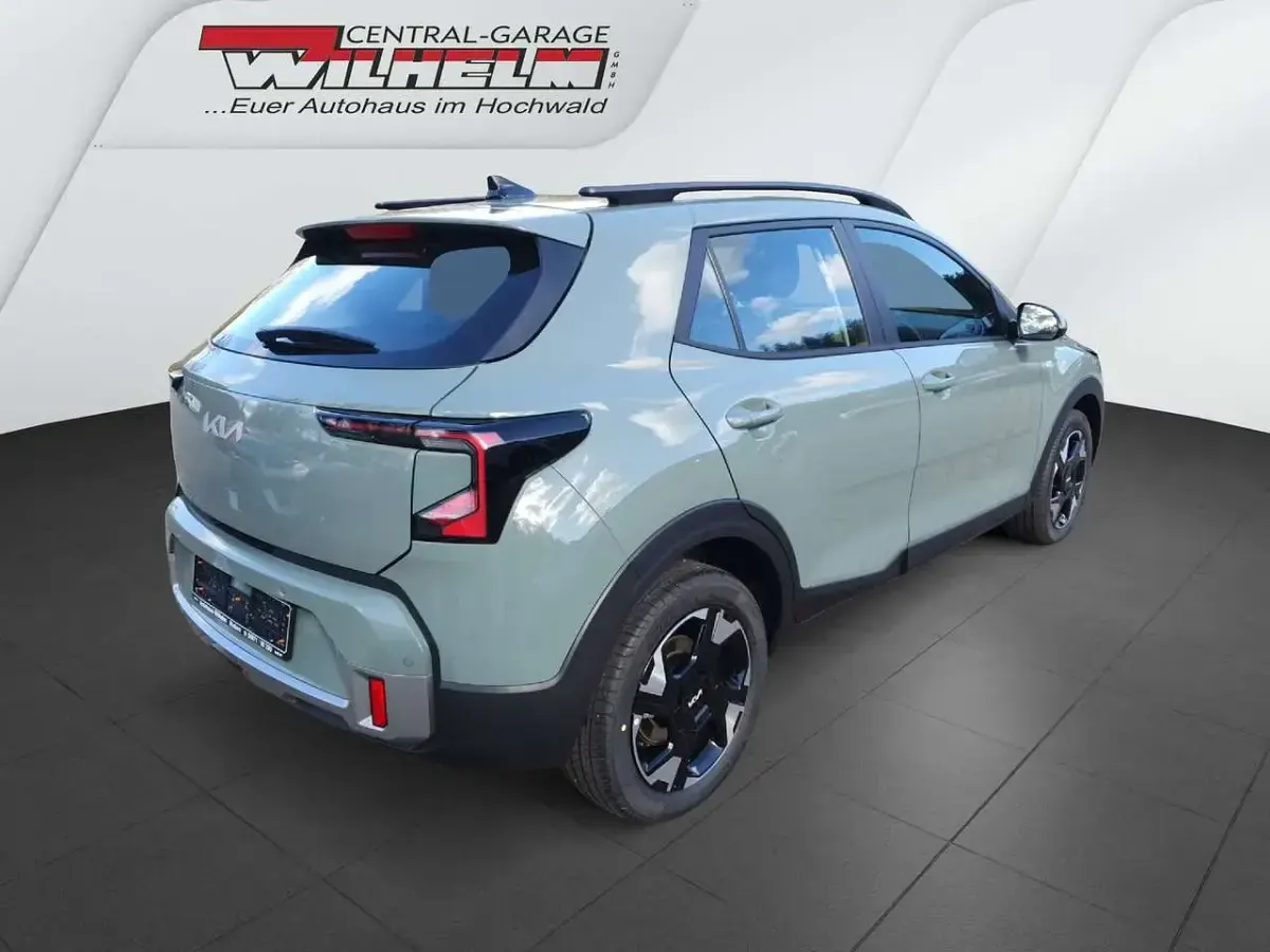 Neu Kia Stonic 101 PS (74 kW) 2026 Adventurous grün met. SUV