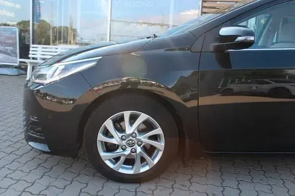 Gebraucht Toyota Corolla Edition 132 PS (97 kW) 2016 Schwarz Limousine