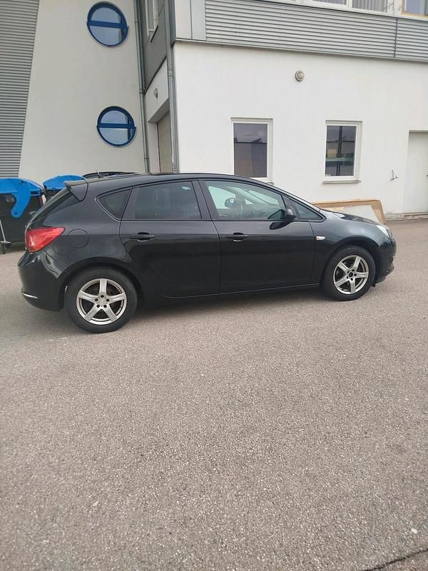 Usata Opel Astra 140 CV (102 kW) 2014 Nero Berlina