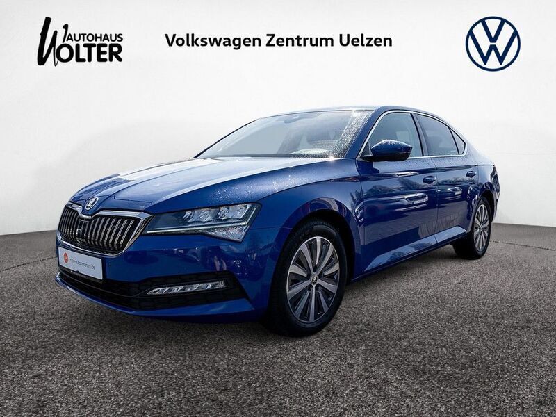 Blau Gebraucht 2022 Skoda Superb Ambition Limousine | 30.290 € (Fairer Preis) - Bild 1/4