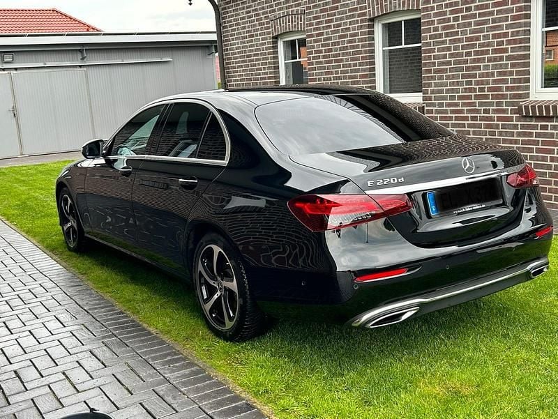 Schwarz Gebraucht 2020 Mercedes E220 Avantgarde Limousine | 35.499 € (Fairer Preis) - Bild 1/4