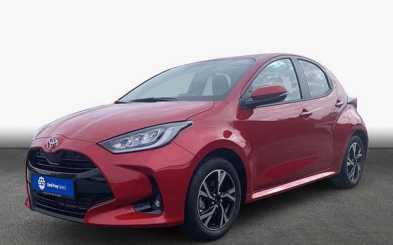 Rot Neu 2025 Toyota Yaris Hybrid Limousine | 29.990 € (Teuer) - Bild 1/4