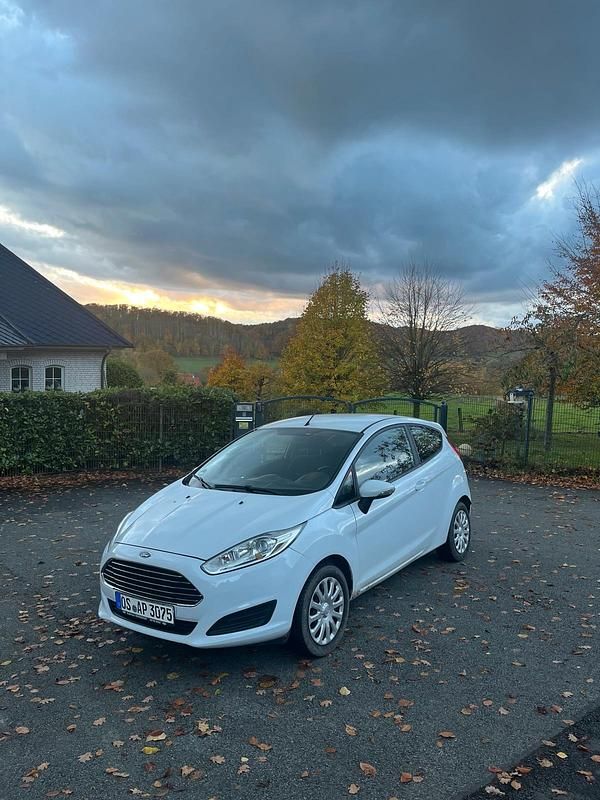 Weiß Gebraucht 2015 Ford Fiesta Kleinwagen | 4.250 € (Fairer Preis) - Bild 1/4